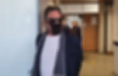 Gunakan Masker dari Celana Dalam Wanita, Miliarder Ini Langsung Ditahan Polisi
