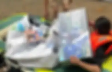 Perempuan Trabas Banjir Demi Selamatkan Gundam Kekasihnya, 