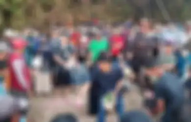 Garis Polisi Dilepas, Sosok Perempuan Ini Menjerit Histeris Hingga Pingsan Saat Masuki Rumah Korban Pembunuhan 1 Keluarga di Sukoharjo