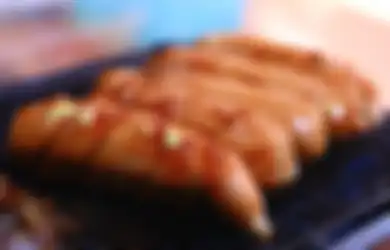 Kelewat Bersih, Cewek Ini Cuci Dulu Sosis Sebelum Dimakan. Normal nggak Sih?