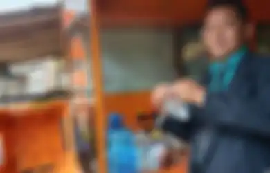 Sering Dianggap Stres, Beginilah Cerita Muji Penjual Cilok yang Pakai Setelan Jas Saat Berjualan, 'Alhamdulillah Penghasilan Bertambah'