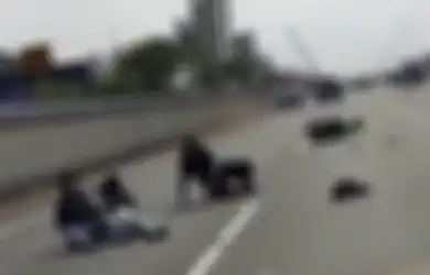 Nekat, Masuk Tol Pakai Motor dan Berboncengan Bertiga, Wanita-wanita Ini Harus Alami Kecelakaan Dengan Mobil Lain, Padahal Hukuman Bawa Motor di Tol Tidak Main-main