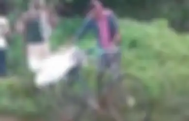 Miris! Pemuda Ini Terpaksa Makamkan Ayahnya Seorang Diri dan Membungkus Jenazahnya dengan Karung, Gegara Tetangga Tak Sudi Menolong Orang Dari Kasta Rendahan