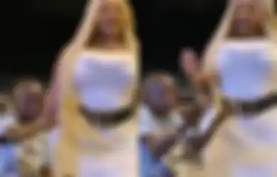 Cuek Bebek Meski Bertubi-tubi Dihujat Netizen, Model Seksi Ini Bangga Pamerkan Kabar Pertunangannya dengan Musisi Bertubuh Mungil: Fisik Bukan Segalanya yang Penting Kami Bahagia!