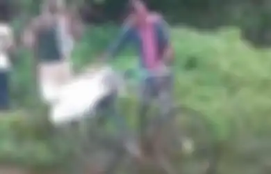 Menyayat Hati, Anak Laki-laki Ini Bawa Jenazah Kaku Ayahnya dalam Karung Dibonceng Sepeda, Warga Tak Ada yang Mau Membantu karena Hal Ini
