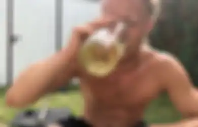Tak Jijik Sama Sekali, Pria Ini Minum 7 Liter Air Kencingnya Sendiri Tiap Hari, Bahkan Menyutikkannya ke Kulit, Mata, dan Telinga, 'Aku Tidak Pernah Sakit Lagi'