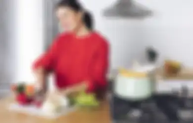 Jangan Lagi Lakukan 3 Kebiasaan Ini Saat Menyajikan Makanan di Meja Makan, Penting!