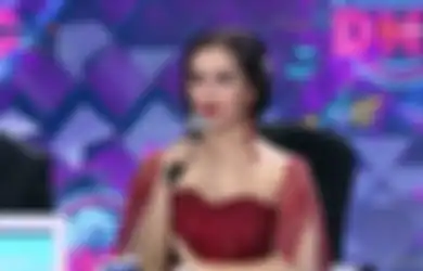 Bajunya Terbalik Saat Nyanyikan Lagu Ramadhan Tiba, Iis Dahlia Bersyukur Netizen Tak Ada yang Sadar: Malu Tau Dihujat
