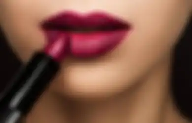 Lipstik Bold  Diprediksi Bakal Jadi Tren Makeup Tahun 2021, Begini Tips Agar Dandanan Kamu Tak Terlihat Menor