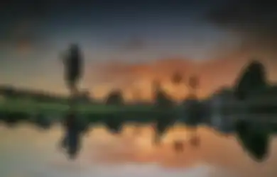  Chasing Light at The Edges of Night, Fotografi Batas Malam yang Menyeret ke Danau Perenungan