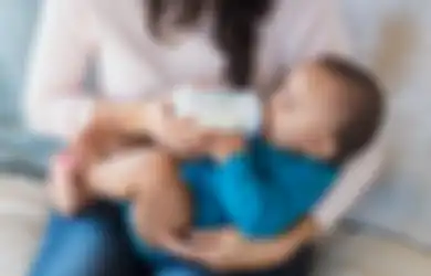Pergoki Tindak Tanduk Pengasuhnya, Ibu Ini Seketika Ngamuk Tahu Sang Baby Sitter Lakukan Hal Tak Wajar Saat Suapi Susu Bayinya: Menjijikkan!