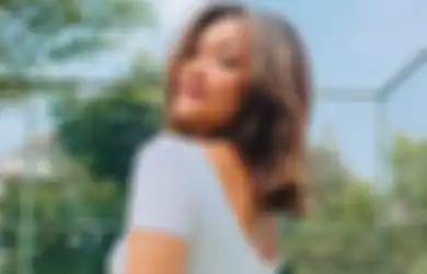 Marion Jola Tampil Glowing dengan Balutan Crop Top Putih yang Feminim, Unggahan Fotonya Justru Bikin Salfok
