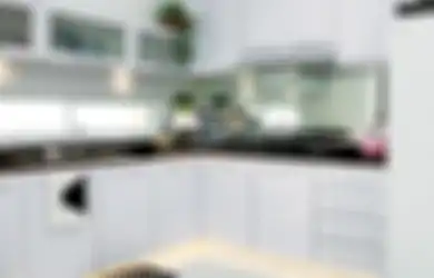 Gandakan Dapur Mungil dengan Cermin, Lihat Perubahan yang Terjadi