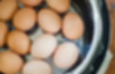 Coba Tambahkan Bahan Dapur Ini Agar Telur Rebus Mudah Dikupas Kulitnya dan Terlihat Mulus