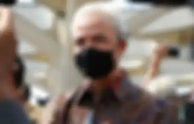 Dihadang Pria Berkopiah Batik, Ganjar Pranowo Diberi Hadiah Ini oleh Mantan Anak Buah Teroris Kelas Kakap, Eks Napiter: Bukti Kami Telah Kembali ke Pangkuan Ibu Pertiwi