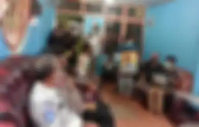 Masih Tertidur Saat Ibunya Pamit Berangkat Apel Pagi, Putra Sulung Bripka Christin Menangis Peluk Foto Almarhumah Sang Polwan: Bapak Kapolda, Tolong Proses Orang yang Sudah Tabrak Mama