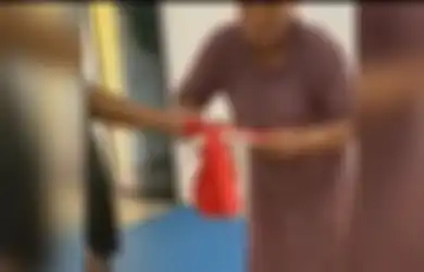 Videonya Bikin Geger Netizen, Begini Motif Emak-emak di Sumedang Sengaja Gunting Bendera Merah Putih di Depan Anaknya
