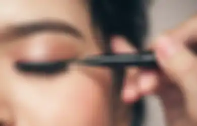 Ini 5 Trik Pakai Eyeliner Biar Lebih Mudah & Cepat. Anti Gagal!