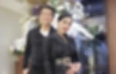 Turut Serta Lakukan Ritual Rutin Keluarga Syahrini, Tingkah Reino Barack yang Tak Biasa Saat Nyekar ke Makam Sang Ayah Mertua Jadi Sorotan