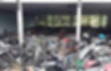 Melihat 'Kuburan Motor' di Bekasi, Motor Tilang dan Bekas Kecelakaan Berceceran di Tempat Ini