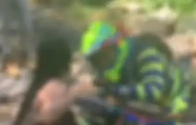 Cuma Pasrah Tertangkap Kamera, Begini Alasan Netizen Ogah Bela Wanita Berkemben Usai Dapat Perlakuan Menjijikan dari Pemotor Trail