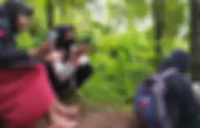 Mas Menteri Terima Kasih Bantuan Kuota Sudah Masuk, Tapi Anak-anak MTs Ini Berebut Pinjam Hape Kamera Hingga Tak Sempat Jawab Soal Ujian