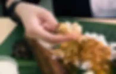 Larang Makan Nasi Pakai Tangan, Ahli Etiket Ini Banjir Hujatan Netizen Asia