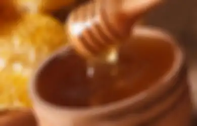 Mau Wajah Mulus dan Halus? Coba Cuci Muka Pakai Madu! Gini Caranya!