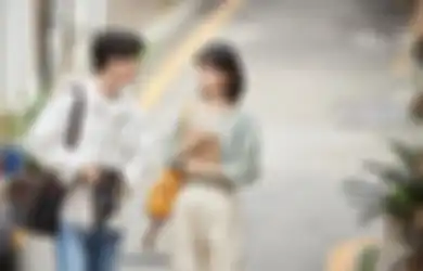 Duh, Doi Terus Bahas Mantan di Kencan Pertama! Kita Harus Apa?