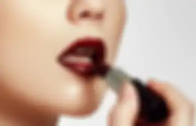 Lipstik Nempel di Masker Bikin Risih! Ini 3 Tips Mengakalinya!