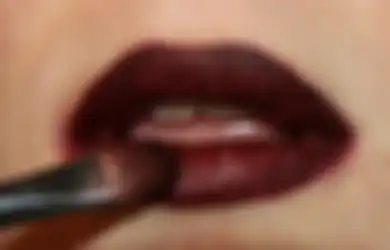 Jadi Aneh, 4 Warna Lipstik Ini Harus Dihindari Pemilik Bibir Kecil!