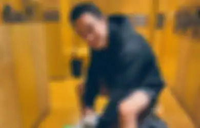 Untuk Kurangi Sampah Plastik, Joe Taslim Ngegym Bawa Tote Bag untuk Baju Bekas Olahraga