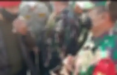 Tampak Tenang Meski Ditunjuk-tunjuk Gatot Nurmantyo, Begini Sosok Perwira TNI AD yang Rebut Kertas Orasi Pensiunan Jenderal TNI di TMP Kalibata