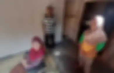 Kisah Nenek Karjiyem Rawat Sendirian Putrinya yang Lumpuh dari Berjualan Daun Rp10.000