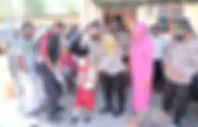 Bikin Mewek, Selama Ini Pergi ke Sekolah yang Jauhnya 1 Kilo Pakai Tongkat, Bocah Difabel Asal NTT Akhirnya Bisa Tersenyum Bahagia Setelah Dapat Kaki Palsu dari Kapolda