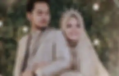Unggahan Elly Sugigi Tanpa Hijab Bareng Berondong Jadi Buah Bibir, Netizen: Jilbabnya Mana?