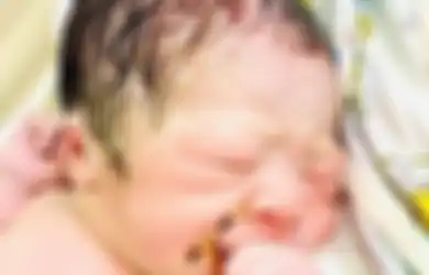 Foto Bayi Baru Lahir Pegang Alat Kontrasepsi Bikin Geger, Dokter di Rumah Sakit Jelaskan Kronologi Kejadiannya