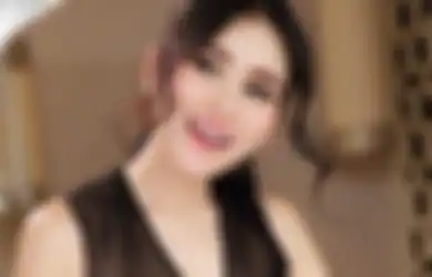 Ikut Rayakan Ulang Tahun Umi Kalsum, Sosok Pria Berbaju Hitam Ini Viral di Media Sosial, Calon Suami Ayu Ting Ting?