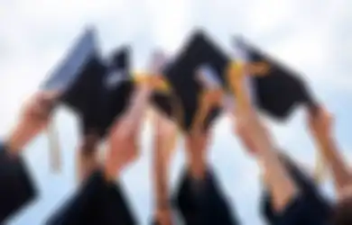 Ketiduran Nunggu Giliran Dipanggil, Mahasiswa Ini Ikut Wisuda Tanpa Mandi Hingga Lupa Pakai Celana, Komentar Orangtuanya Jadi Sorotan