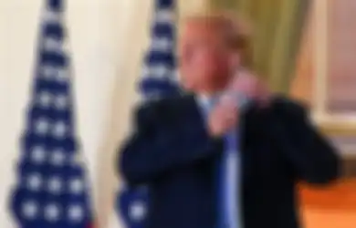 Belum Juga Sembuh Sudah Keluar Rumah Sakit, Donald Trump Langsung Lepas Masker dan Berpose DI Depan Wartawan, Berencana Akan Ikut Debat Pilpres Pekan Mendatang