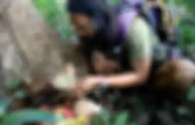 Dilahap Habis Tanpa Takut Kesambet, Youtuber Petualang Ini Suguhkan Konten 'Mukbang' di Luar Nalar, Makan Habis Sesajen Pesugihan di Tengah Hutan