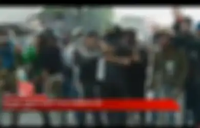 Usai Bentrok di Harmoni, Pendemo Tolak UU Cilaka Kini Peluk dan Salami Polisi