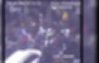Polisi Lewat Tiba-tiba Digeruduk Massa, Sosok Berjas Almamater Ini Curi Perhatian, Begini Aksi Heroiknya Selamatkan Aparat