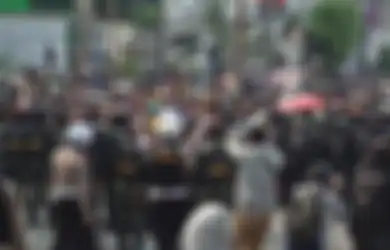 Ambruk Usai Terkena Lemparan Batu, Seorang Pendemo di Simpang Harmoni Ditolong Prajurit TNI: Sakit Pak...