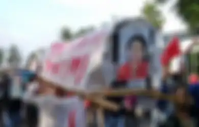 Arak Keranda dengan Foto Puan Maharani, Ini Sosok Mahasiswi Berhijab yang Ikut Nginap di Sel Polisi, Terbiasa Jadi Jenderal Lapangan