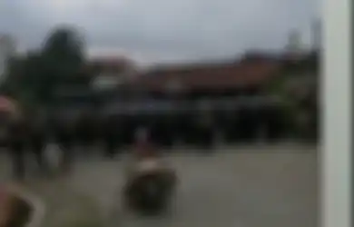 Emang Enggak Punya Rasa Takut, Emak-emak Bawa Bebek Nekat Tembus Barikade Polisi yang Sedang Amankan Demo UU Cipta Kerja, Kompol Nono Rusmana: Mana Bisa Kita Tahan