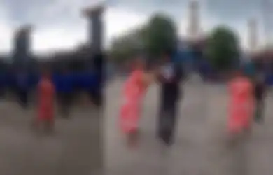 Pakai Daster Turun ke Kerumunan Massa, Terbongkar Niat Dibalik Emak-emak Viral Jemput Anaknya yang Sedang Demo, Seret Putranya Pulang Karena Masalah HP