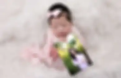 Memilukan, Bayi Ini Berfoto dengan Potret Ibunya yang Tewas Tertabrak Menjelang Persalinan