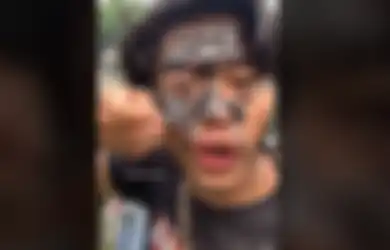 Akui Terapkan Protokol Covid-19 Saat Demo, Cowok Ini Malah Pake Masker Wajah Sekali Pake
