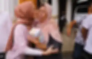 Tepuk Tangan Lihat Sang Nenek Menangis di Pelukan Calon Ibunya, Nathalie Holscer, Rizky Febian: Mungkin Ada yang Mau Diomongkan?